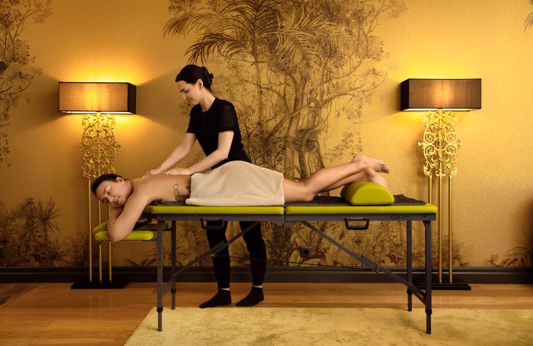 The EQUA Premium massage table is easy to carry and breeze to set up, thanks to its user-friendly design. The sturdy, yet lightweight construction guarantees durability without sacrificing comfort or stability, providing a solid foundation for a wide range of therapeutic techniques.